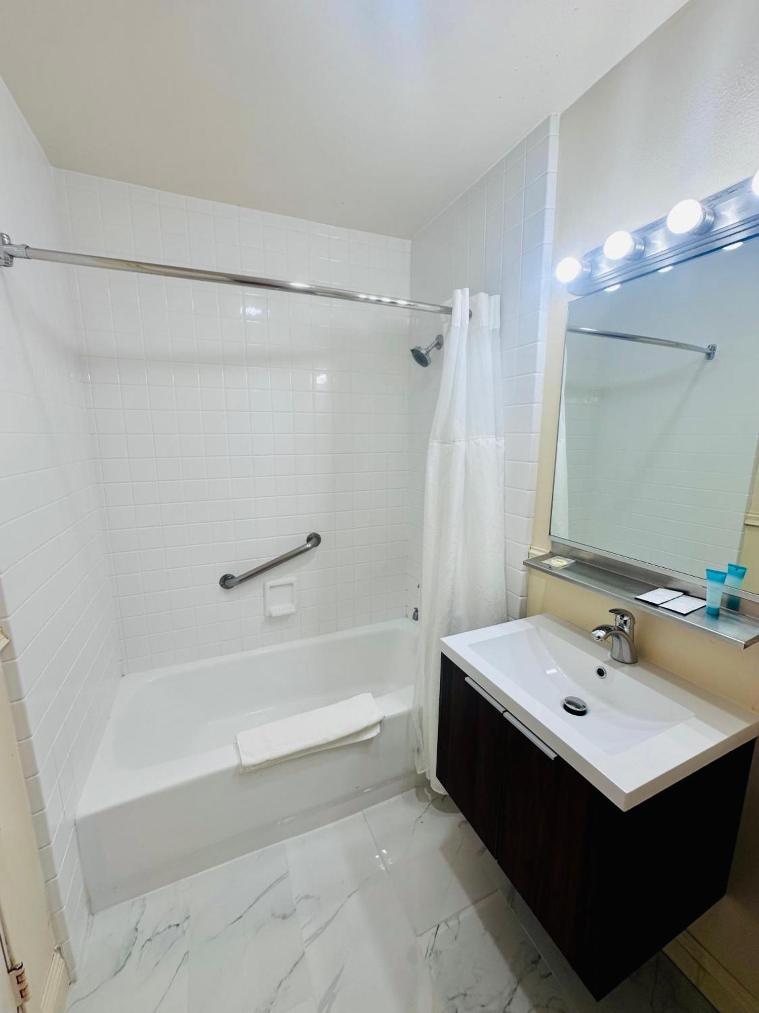 Foghorn Harbor Hotel 3*