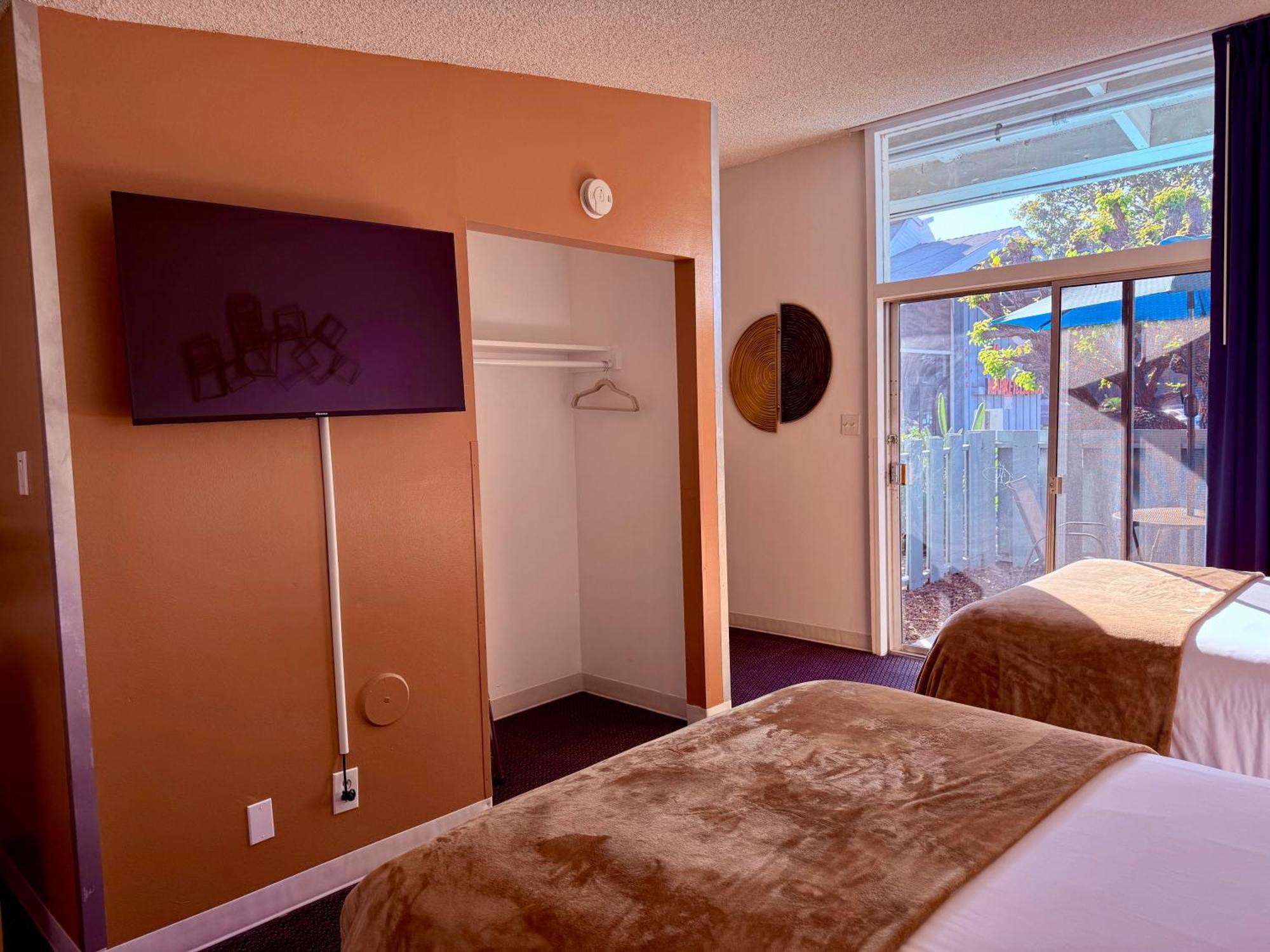 Hotel Foghorn Harbor 3*